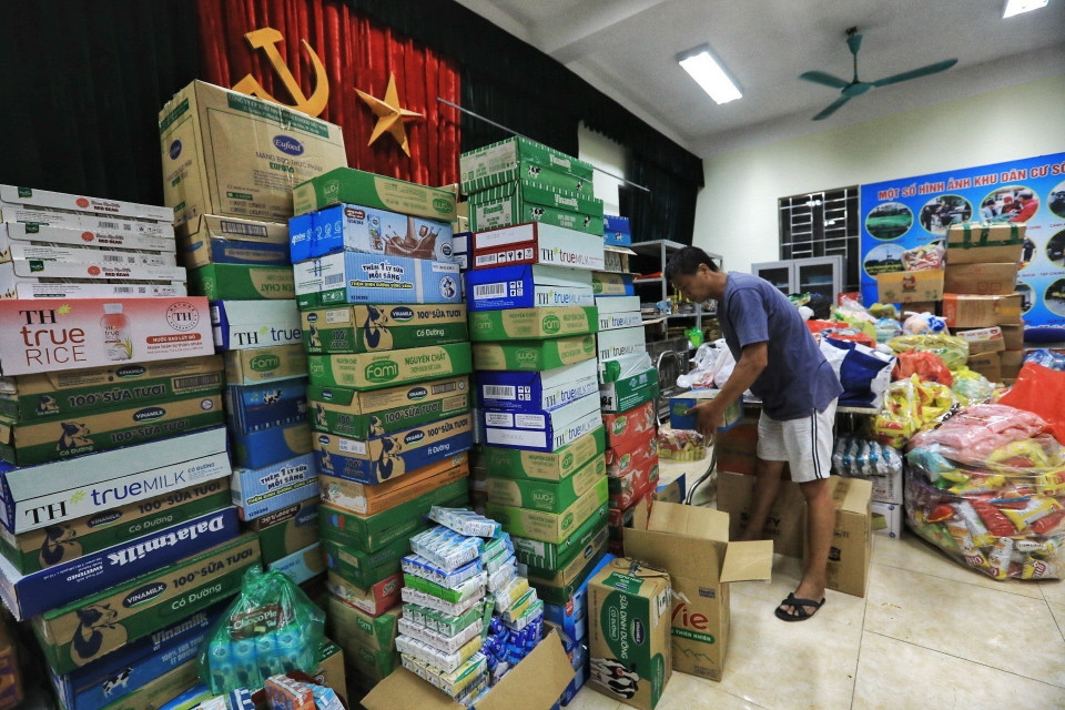 Rất nhiều thực phẩm được các nhà hảo tâm ủng hộ, hỗ trợ. (Ảnh: Tuấn Anh/TTXVN)