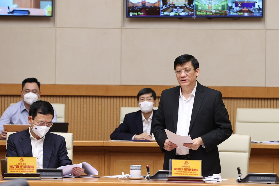 Bộ trưởng Bộ Y tế Nguyễn Thanh Long báo cáo tình hình dịch COVID-19. (Ảnh: Dương Giang/TTXVN)