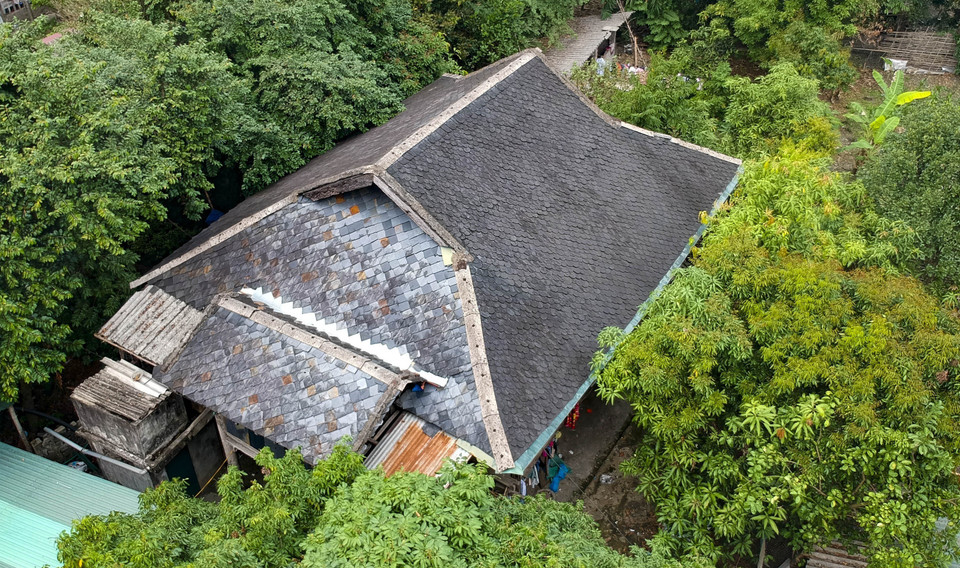 Một ngôi nhà có thể dùng các loại đá nhiều màu sắc để tạo nên vẻ đẹp cho mái nhà. (Ảnh: Xuân Tư/TTXVN)