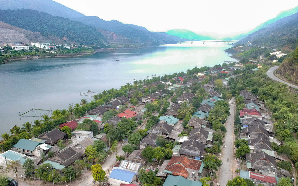 Phố nhà sàn nằm san sát nhau bên lòng hồ thủy điện Sơn La ở thị xã Mường Lay. (Ảnh: Xuân Tư/TTXVN)