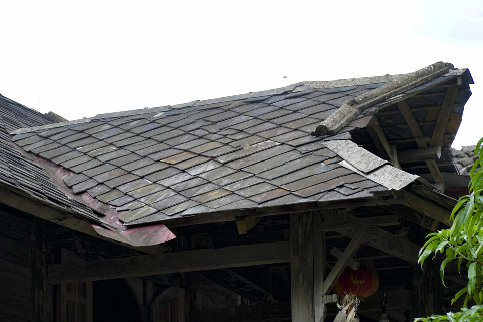 Đến Mường Lay, du khách không khỏi ngỡ ngàng với những phố nhà sàn lợp bằng đá nằm san sát bên lòng hồ thủy điện. (Ảnh: Xuân Tư/TTXVN)