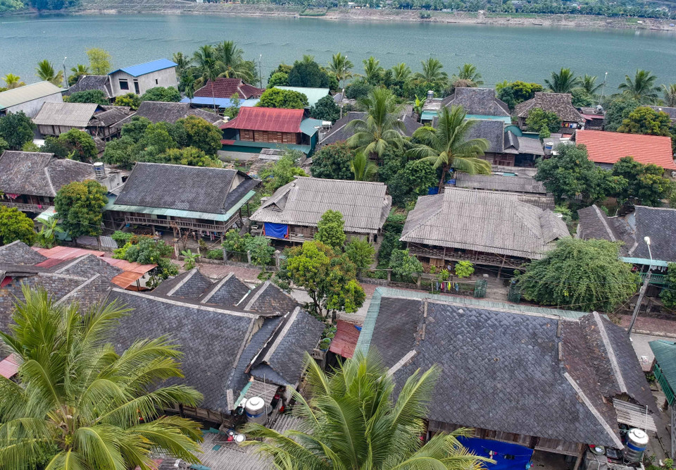 Những ngôi nhà sàn lợp bằng đá tại phường Na Lay, thị xã Mường Lay. (Ảnh: Xuân Tư/TTXVN)