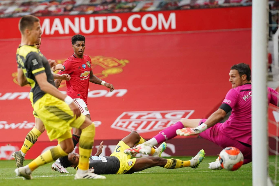 Bất ngờ phải nhận bàn thua, Manchester United cùng lên mạnh mẽ và có bàn gỡ 1-1 ở phút 20 của Marcus Rashford. (Nguồn: Reuters)