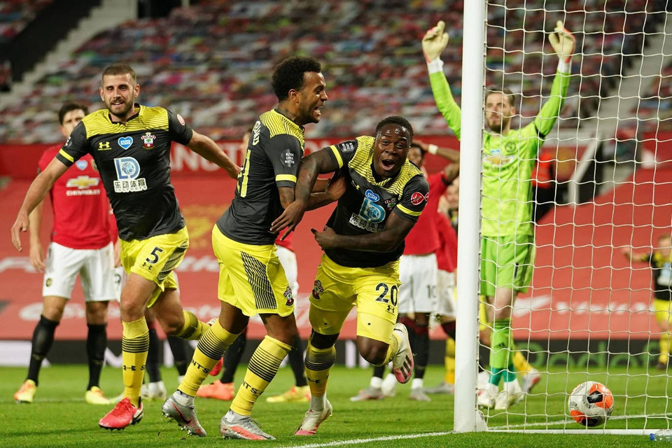 Và khi trận đấu bước sang phút 90+6, M.U lại phải nhận trái đắng khi Michael Obafemi ghi bàn thắng ấn định tỷ số hòa 2-2. (Nguồn: Getty Images