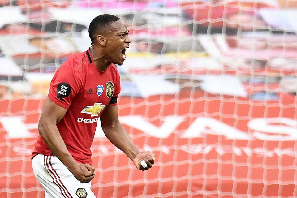 Chỉ 3 phút sau, Martial giúp đội chủ nhà vượt lên dẫn ngược 2-1. (Nguồn: Reuters)