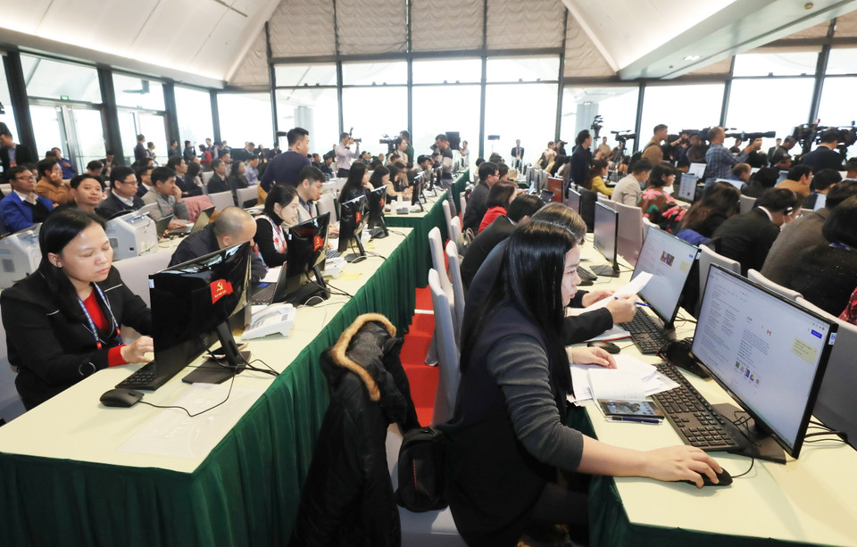 Phóng viên các cơ quan thông tấn, báo chí tác nghiệp tại họp báo. (Ảnh: TTXVN)