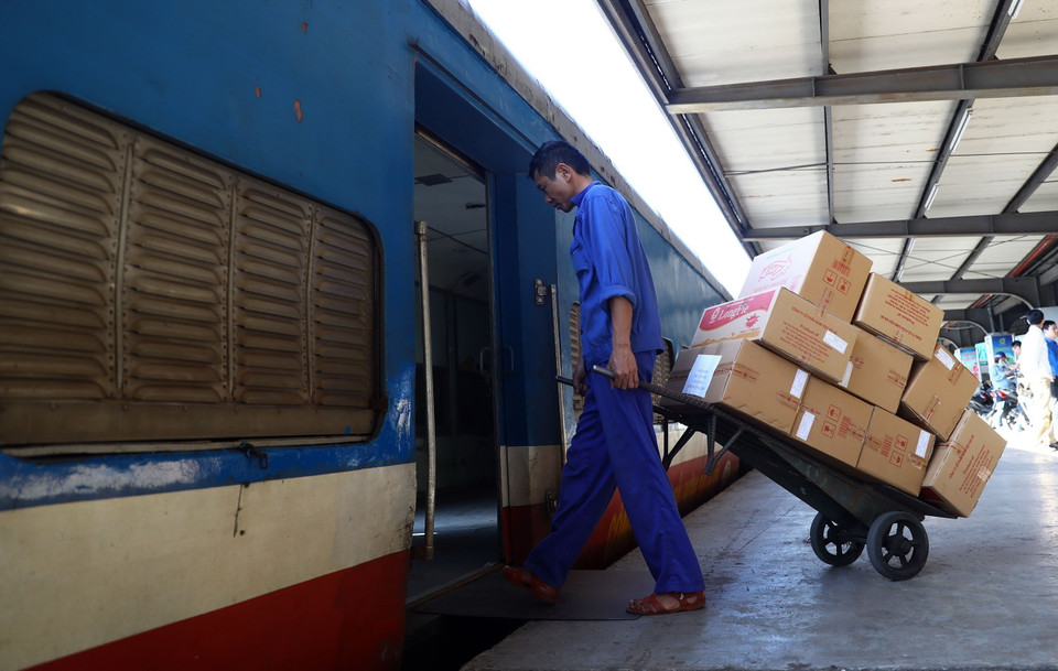 Tổng cộng có hơn 30 tấn hàng gồm thực phẩm, thuốc men và áo phao để phục vụ bà con miền Trung. (Ảnh: Huy Hùng/TTXVN)