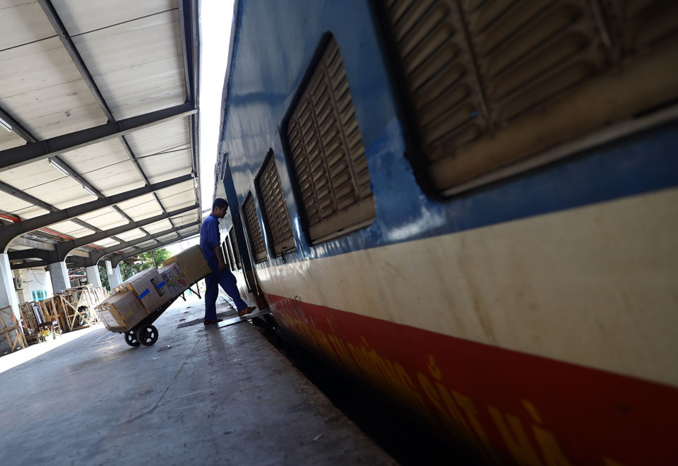 Chuyến tàu SE1 này đã được ưu tiên nối 1 toa xe hàng để vận chuyển hàng cứu trợ vào miền Trung. (Ảnh: Huy Hùng/TTXVN)