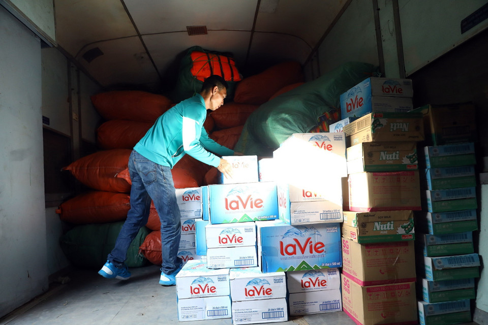 Hàng chủ yếu là thuốc men, thực phẩm, nước uống, áo phao. (Ảnh: Huy Hùng/TTXVN)