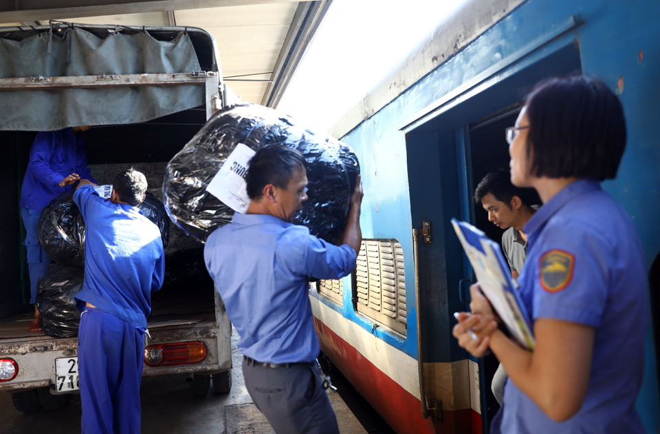 Chuyển hàng cứu trợ lên tàu. (Ảnh: Huy Hùng/TTXVN)