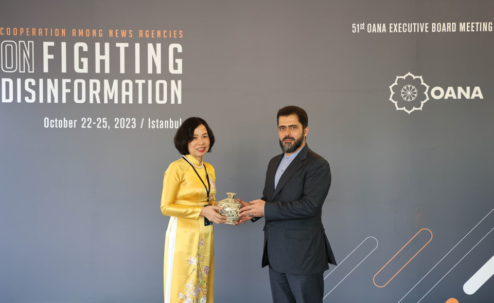 Tổng Giám đốc TTXVN Vũ Việt Trang tặng quà lưu niệm cho ông Ali Naderi, Chủ tịch OANA, Giám đốc điều hành hãng IRNA (Iran). (Ảnh: Ngọc Anh/TTXVN)