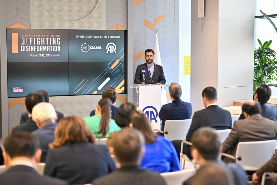 Ông Ali Naderi, Chủ tịch OANA, Giám đốc điều hành hãng IRNA (Iran) phát biểu khai mạc hội nghị. (Ảnh: AA)