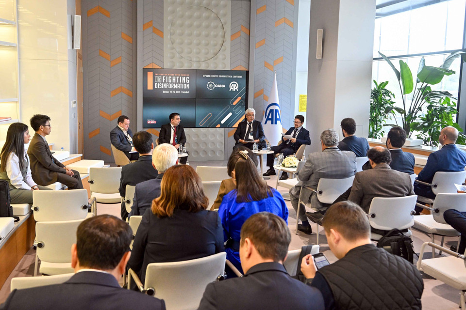 Các diễn giả tham dự phiên thảo luận thứ nhất về tăng cường hợp tác giữa các hãng thông tấn để chống tin giả. (Ảnh: AA)