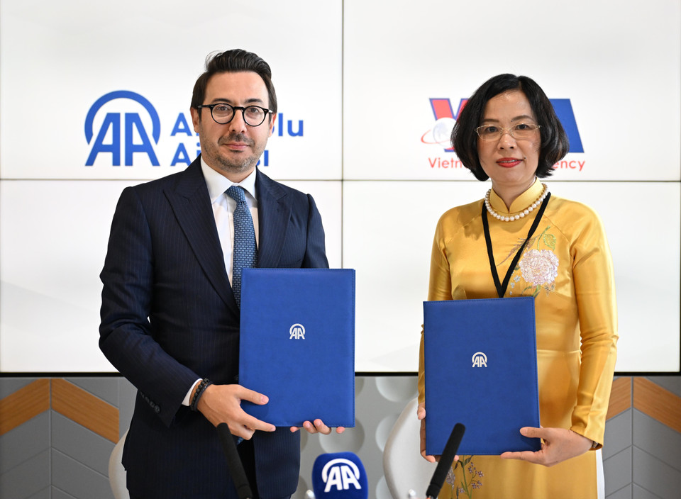 Tổng Giám đốc TTXVN Vũ Việt Trang và Chủ tịch kiêm Giám đốc điều hành hãng AA (Thổ Nhĩ Kỳ) ký lại Thỏa thuận Hợp tác Nghiệp vụ giai đoạn mới. (Ảnh: AA)