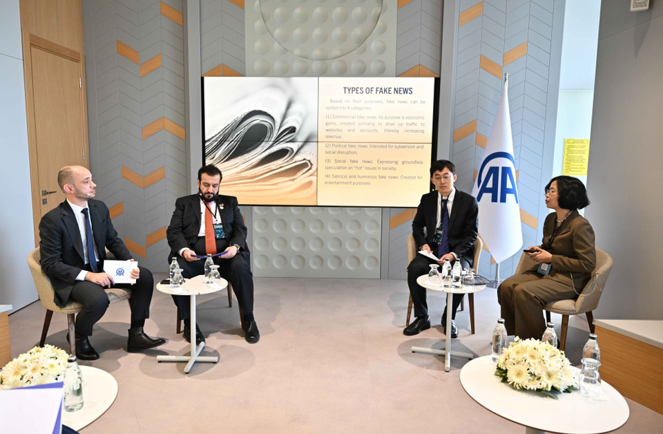 Tổng Giám đốc TTXVN Vũ Việt Trang (bên phải) phát biểu tại phiên thảo luận thứ hai về vai trò của các hãng thông tấn trong kỷ nguyên tin giả. (Ảnh: AA)