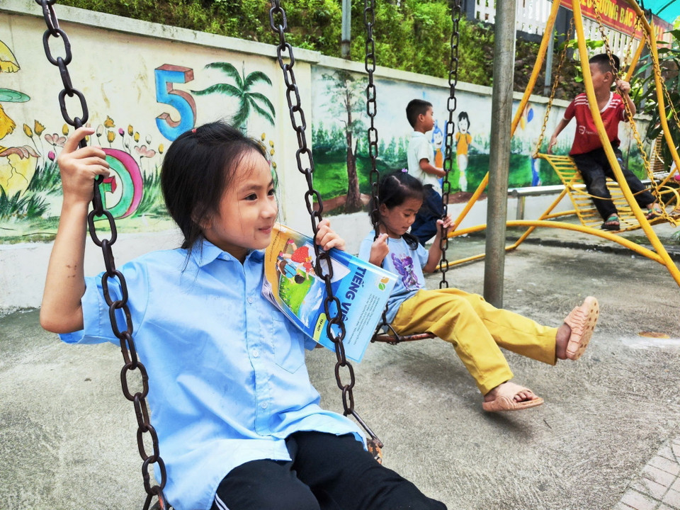 Nét vui tươi đã trở lại với trẻ em thôn Làng Nủ. (Ảnh: Nam Sương/TTXVN)