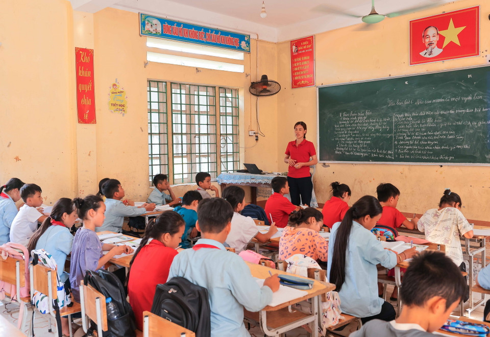 Trẻ em thôn Làng Nủ cùng các bạn học tập tại trường Tiểu học và Trung học cơ sở số 1 Phúc Khánh. (Ảnh: Hoàng Hiếu/TTXVN)