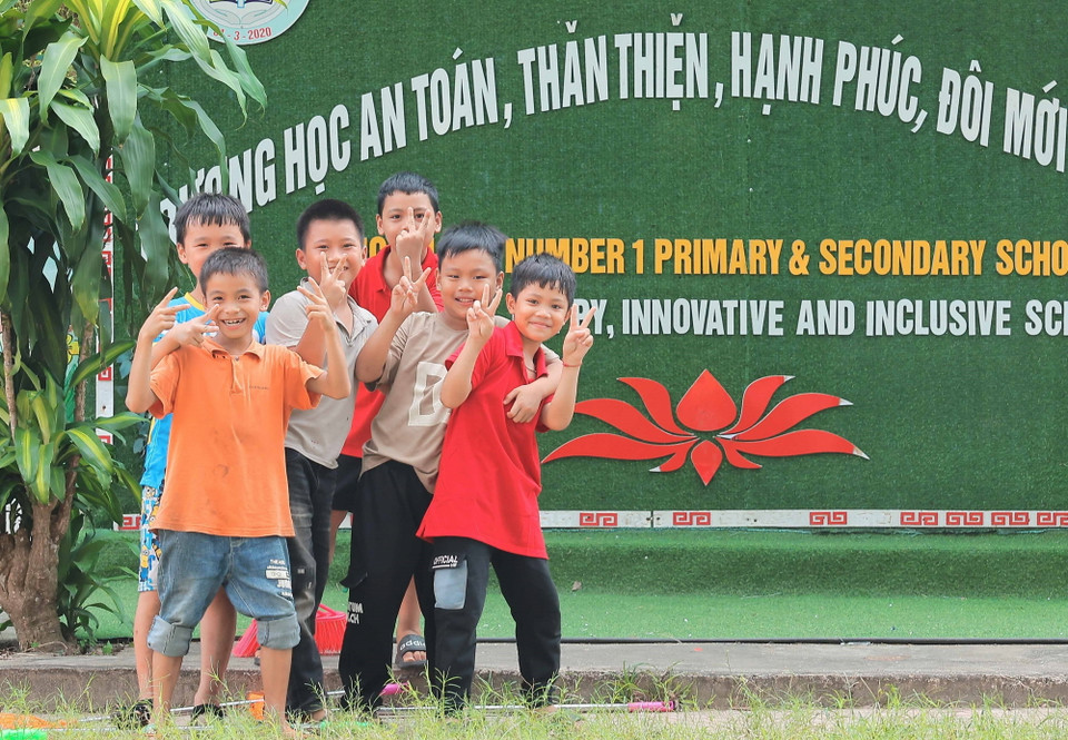 Vẻ vui tươi, hồn nhiên của học sinh trường Tiểu học và Trung học cơ sở số 1 Phúc Khánh, nơi có 2/3 học sinh nơi đây là người dân thôn Làng Nủ. (Ảnh: Hoàng Hiếu/TTXVN)