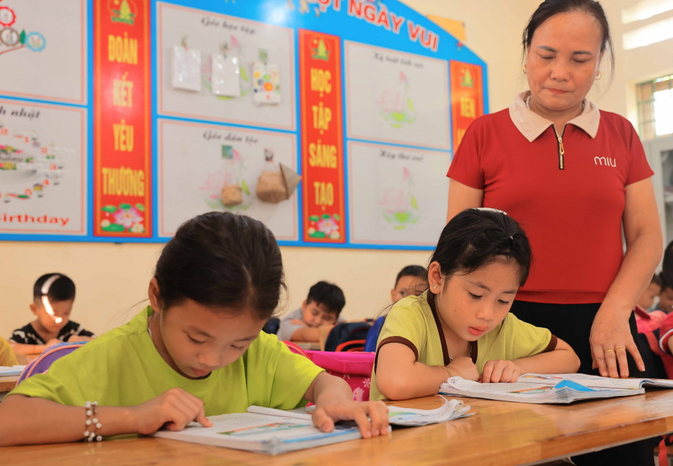 Cô giáo Phạm Thị Phượng với học sinh Làng Nủ đang học lớp 2. (Ảnh: Hoàng Hiếu/TTXVN)