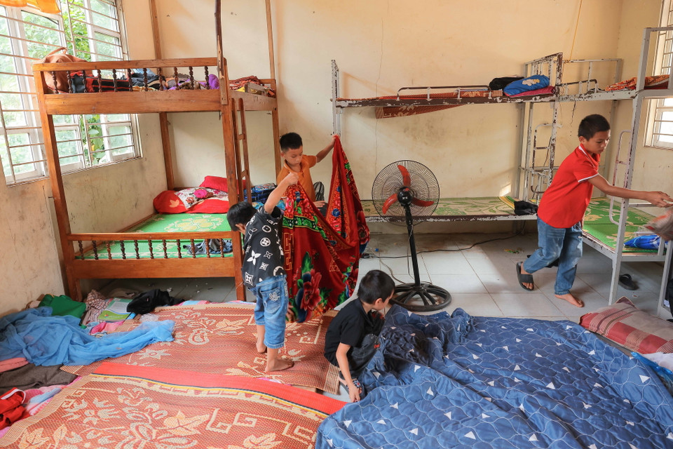 Học sinh làng Nủ được đón về học nội trú tại trường Tiểu học và Trung học cơ sở số 1 Phúc Khánh. (Ảnh: Hoàng Hiếu/TTXVN)