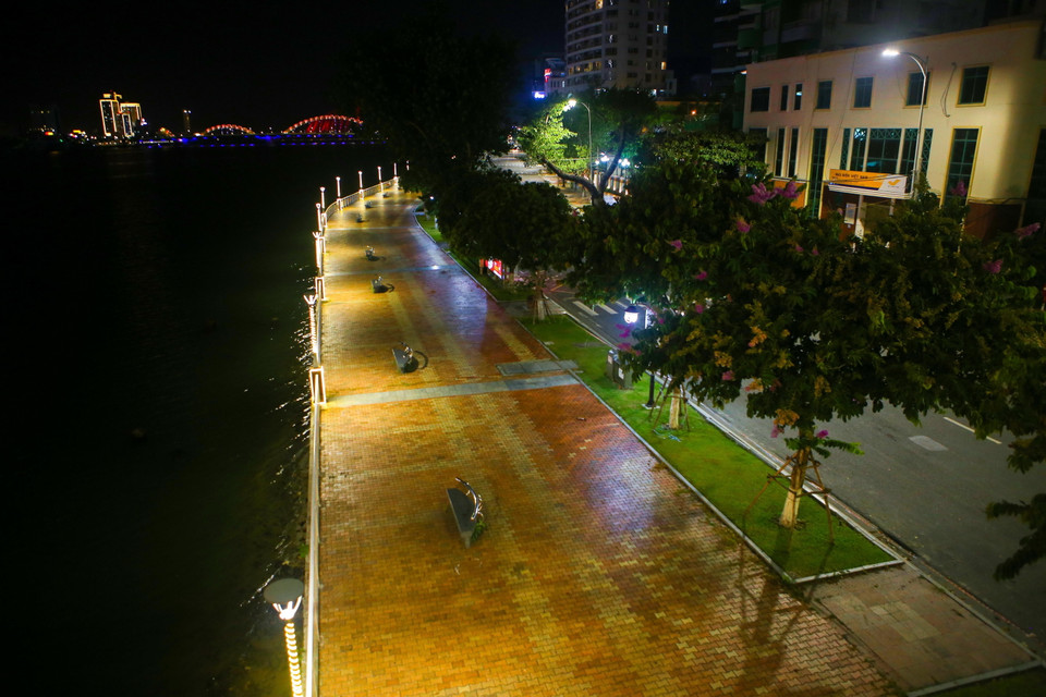 Tuyến phố đi bộ đẹp nhất bên bờ sông Hàn vắng bóng người đi lại nhưng vẫn rực rỡ, đẹp lạ giữa những ngày 'ai ở đâu thì ở đó.' (Ảnh: Trần Lê Lâm/TTXVN)