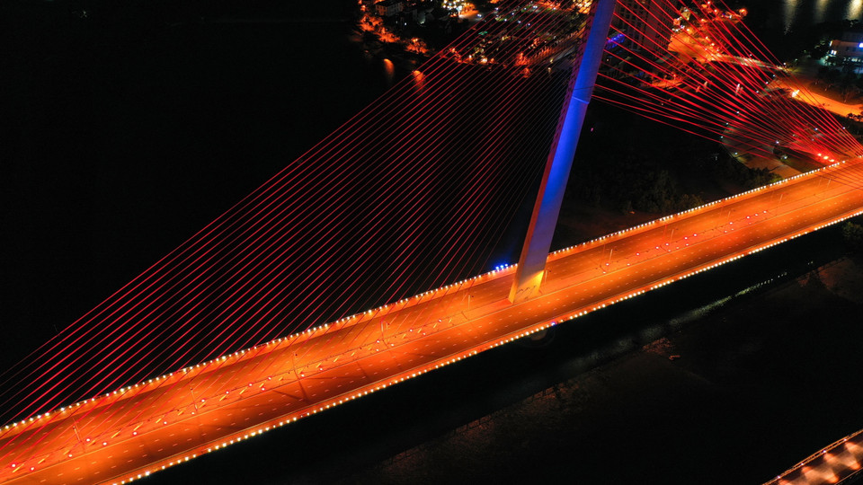 Cầu Trần Thị Lý vắng bóng người đi lại nhưng vẫn rực rỡ, đẹp lạ giữa những ngày 'ai ở đâu thì ở đó.' (Ảnh: Trần Lê Lâm/TTXVN)