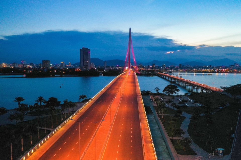 Cầu Trần Thị Lý và cầu Nguyễn Văn Trỗi (bên phải) vẫn rực rỡ, đẹp lạ giữa những ngày 'ai ở đâu thì ở đó.' (Ảnh: Trần Lê Lâm/TTXVN)