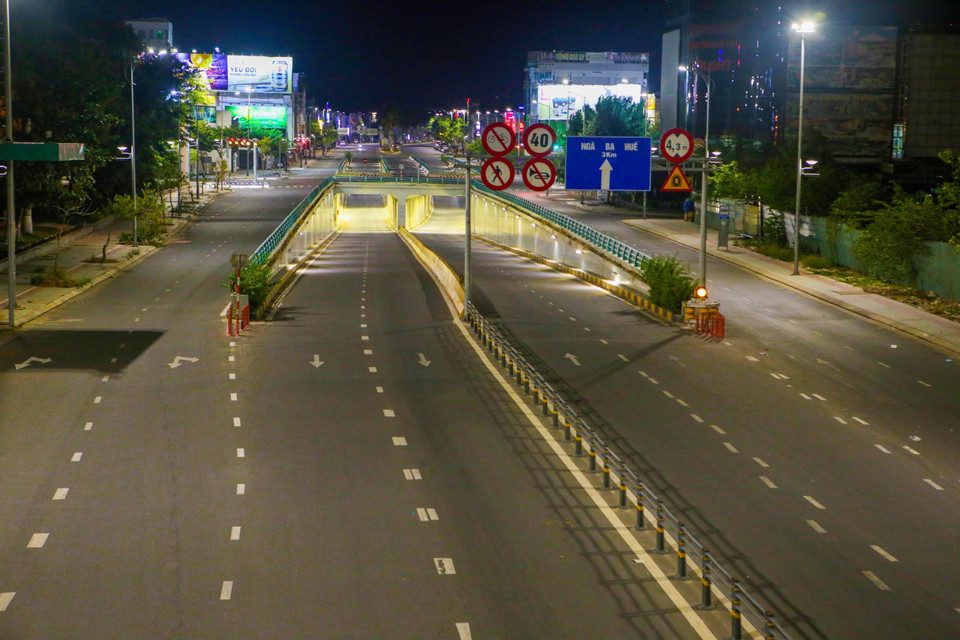 Hầm chui nút giao thông Điện Biên Phủ-Nguyễn Tri Phương-Lê Độ vắng bóng người đi lại nhưng vẫn rực rỡ, đẹp lạ giữa những ngày 'ai ở đâu thì ở đó.' (Ảnh: Trần Lê Lâm/TTXVN)