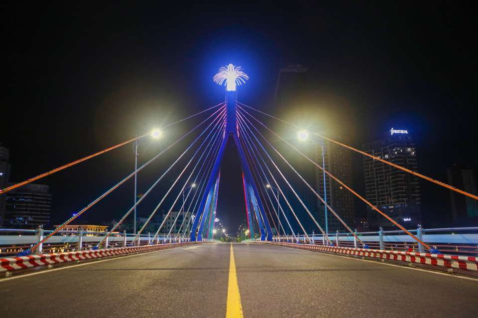 Vắng người đi lại nhưng cầu Sông Hàn vẫn giữ cho mình những nét đẹp riêng giữa những ngày 'ai ở đâu thì ở đó.' (Ảnh: Trần Lê Lâm/TTXVN)