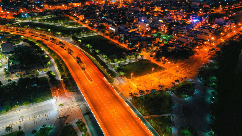 Những con đường và các khu dân cư vẫn rực rỡ ánh đèn, toát lên một sức sống mạnh mẽ giữa những ngày 'ai ở đâu thì ở đó.' (Ảnh: Trần Lê Lâm/TTXVN)