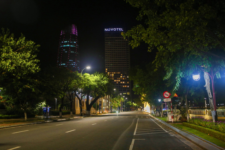 Những con phố Đà Nẵng vắng bóng người đi lại để tuân thủ quy định phòng dịch nhưng vẫn mang một nét đẹp rất lạ. (Ảnh: Trần Lê Lâm/TTXVN)