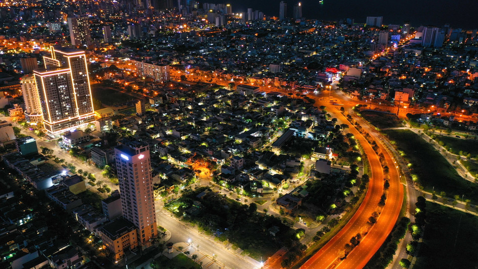 Những con đường và các khu dân cư vẫn rực rỡ ánh đèn, toát lên một sức sống mạnh mẽ giữa những ngày 'ai ở đâu thì ở đó.' (Ảnh: Trần Lê Lâm/TTXVN)