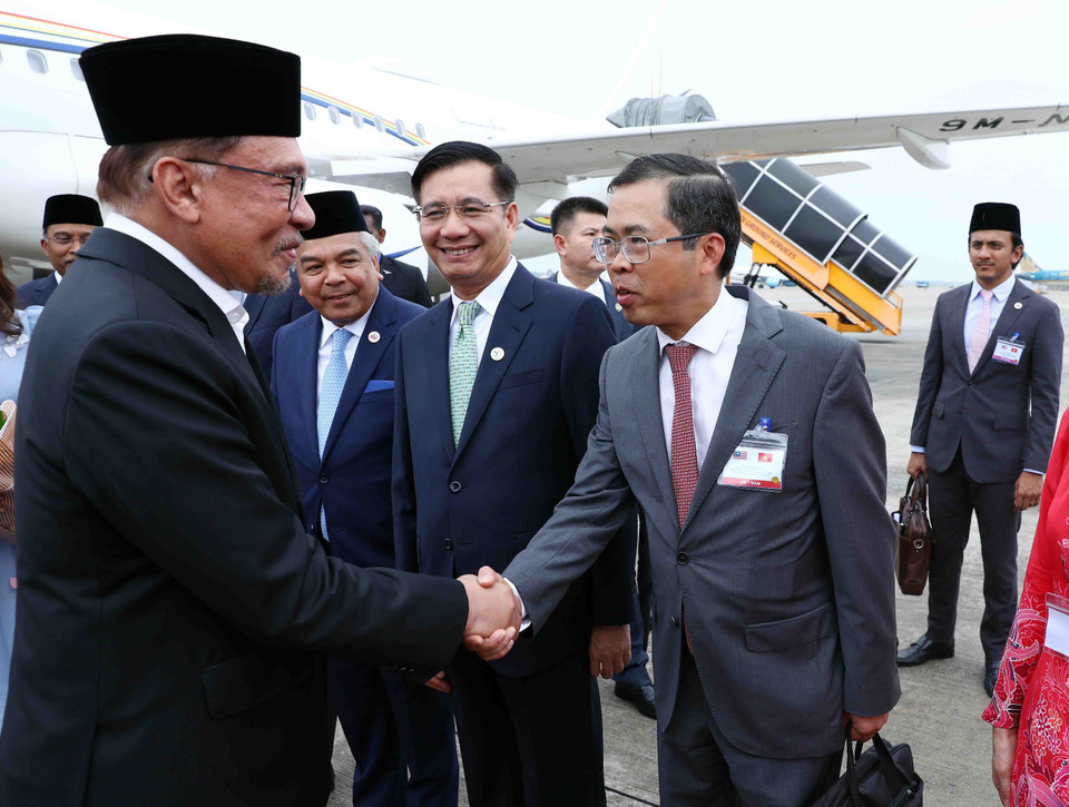 Lễ đón Thủ tướng Malaysia Anwar Ibrahim và Phu nhân tại Sân bay Quốc tế Nội Bài. (Ảnh: Phạm Kiên/TTXVN)