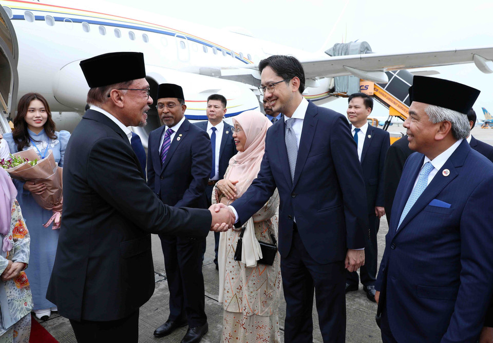 Lễ đón Thủ tướng Malaysia Anwar Ibrahim và Phu nhân tại Sân bay Quốc tế Nội Bài. (Ảnh: Phạm Kiên/TTXVN)