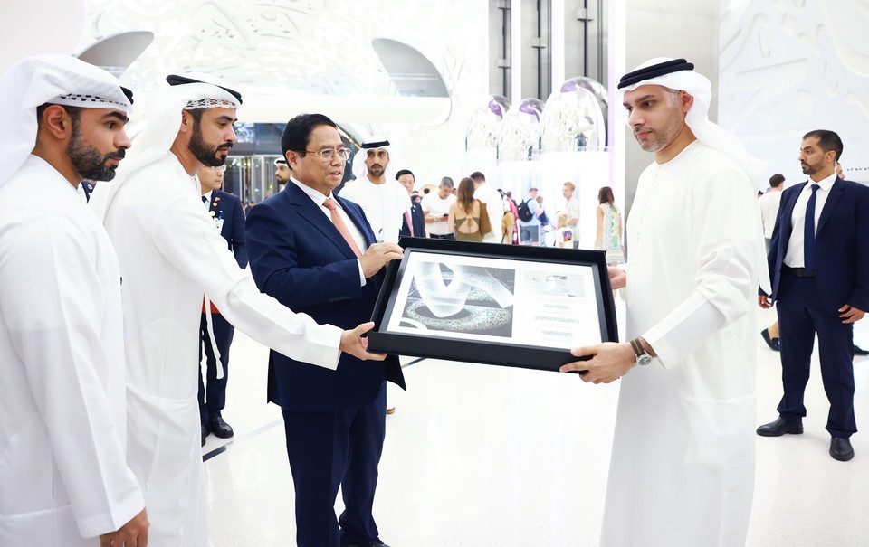 Lãnh đạo Bảo tàng Tương lai tại thành phố Dubai tặng quà lưu niệm cho Thủ tướng Phạm Minh Chính. (Ảnh: Dương Giang/TTXVN)