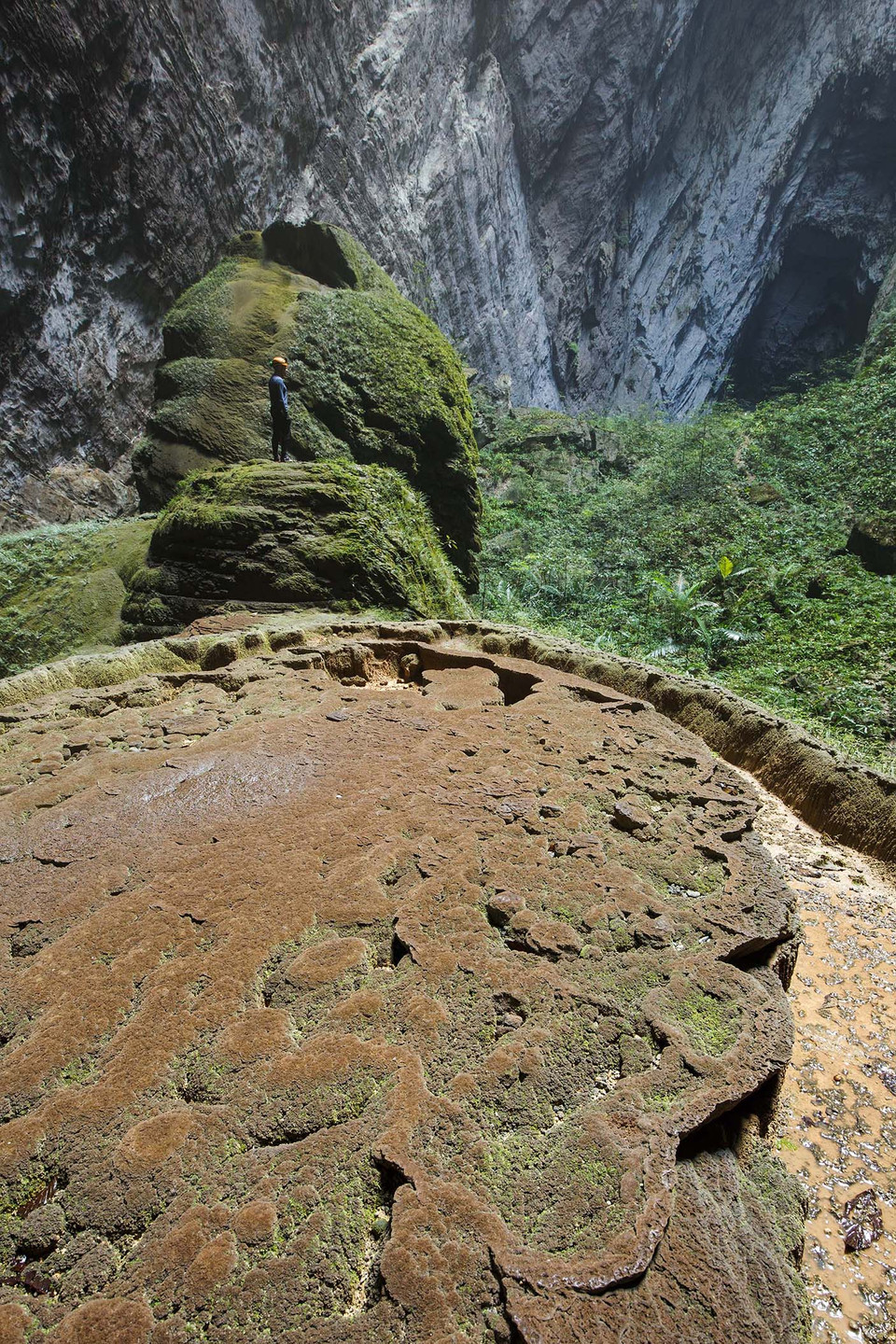 Hang Sơn Đoòng có hai giếng trời tự nhiên và cũng chính là nơi duy nhất có ánh sáng mặt trời chiếu vào. (Ảnh: TTXVN)