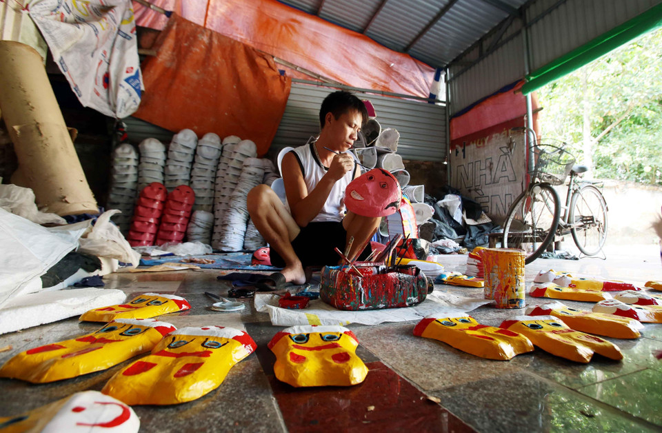 Mặt nạ được những nghệ nhân tỉ mẩn vẽ mô phỏng lại các nhân vật dân gian. (Ảnh: Phạm Kiên/TTXVN)