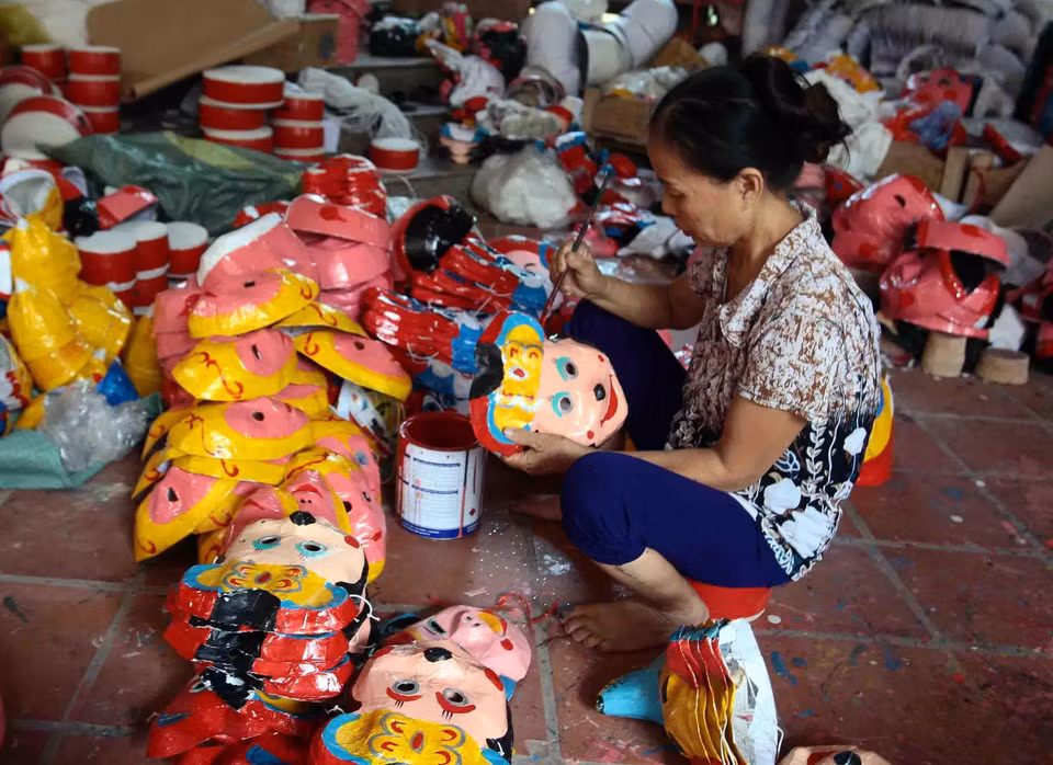 Mặt nạ được những nghệ nhân tỉ mẩn vẽ mô phỏng lại các nhân vật dân gian. (Ảnh: Phạm Kiên/TTXVN)