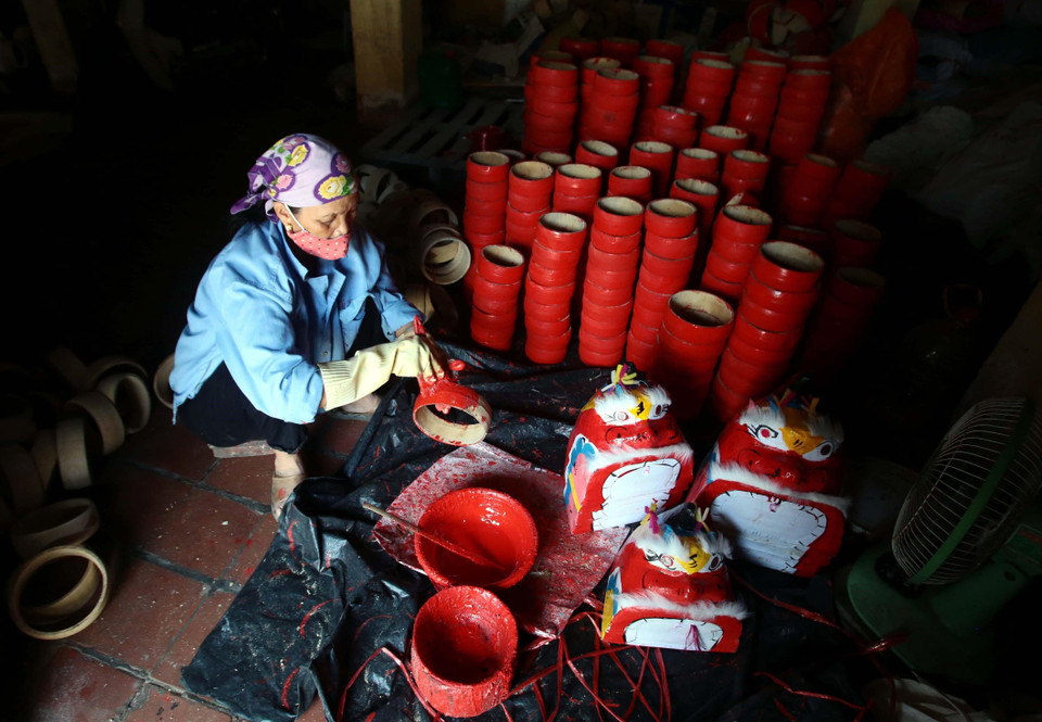 Sản xuất trống để cung ứng ra thị trường. (Ảnh: Phạm Kiên/TTXVN)