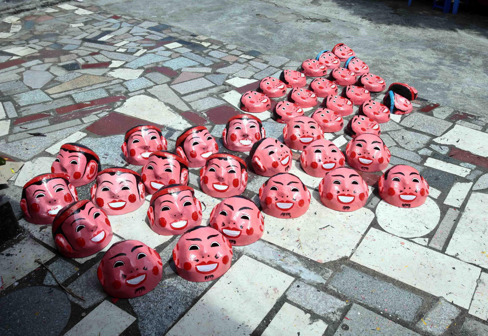 Mặt nạ Trung thu được phơi khô ngoài nắng sau khi được các nghệ nhân vẽ trang trí. (Ảnh: Phạm Kiên/TTXVN)