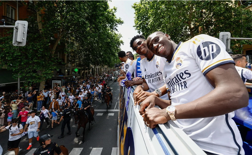 Các cầu thủ hân hoan ăn mừng sau khi trải qua mùa giải vô địch cùng ấn tượng tại La Liga. (Nguồn: Real Madrid)