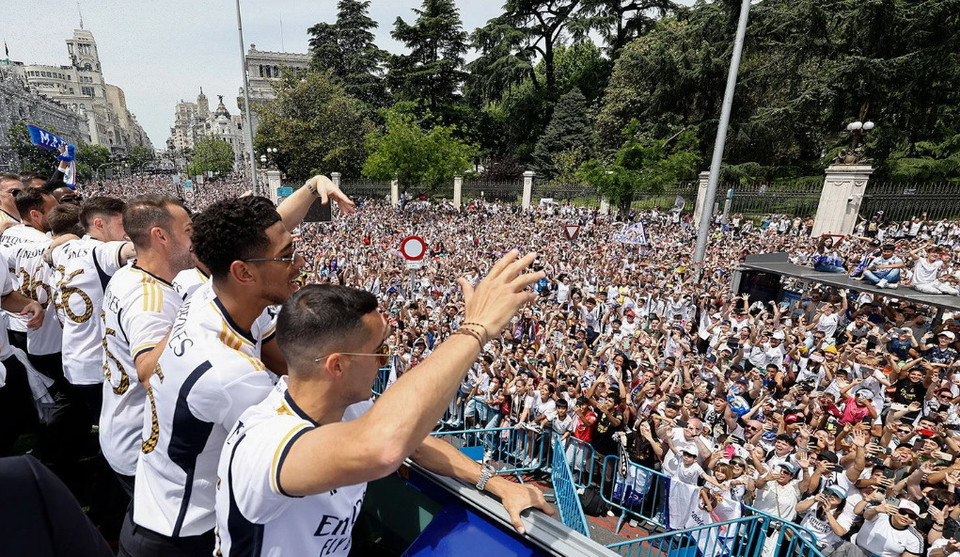 Real Madrid ăn mừng chức vô địch La Liga bằng cuộc diễu hành xe buýt mui trần. (Nguồn: ESPN)