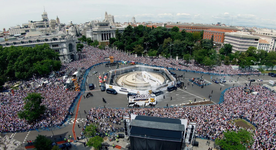 Quảng trường Cibeles với 'biển người' chào đón nhà vô địch La Liga. (Nguồn: Real Madrid)