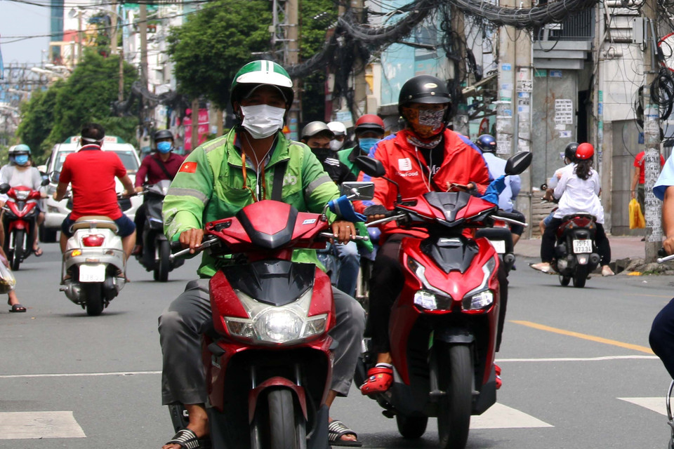 Đông đúc người xe lưu thông trên đường Cách mạng tháng 8, Quận 10, TP Hồ Chí Minh. (Ảnh: Thanh Vũ/TTXVN)