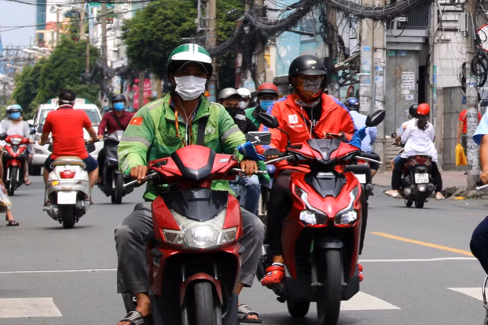 Đông đúc người xe lưu thông trên đường Cách mạng tháng 8, Quận 10, TP Hồ Chí Minh. (Ảnh: Thanh Vũ/TTXVN)
