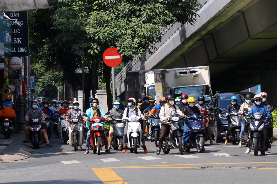 Đông đúc người xe tại giao lộ đường Nguyễn Tri Phương - đường 3/2, Quận 10, TP Hồ Chí Minh. (Ảnh: Thanh Vũ/TTXVN)