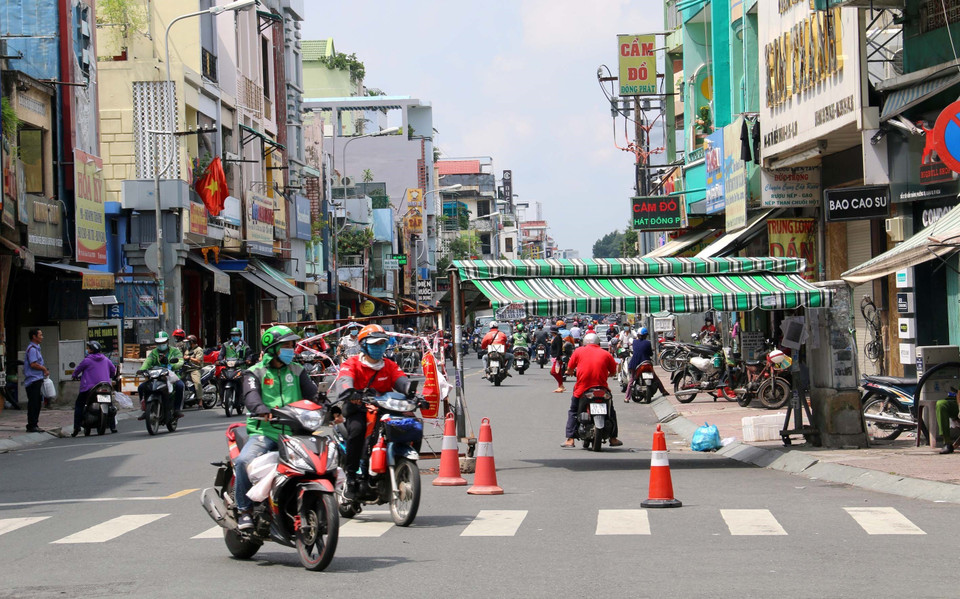 Đông đúc người xe lưu thông qua chốt kiểm soát trên đường Tô Hiến Thành, Quận 10, TP Hồ Chí Minh. (Ảnh: Thanh Vũ/TTXVN)