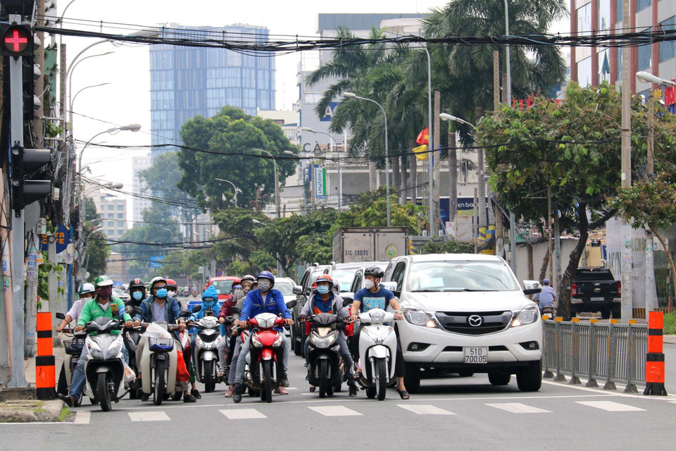  Đông đúc người xe lưu thông trên đường Cách mạng tháng 8, Quận 3, TP Hồ Chí Minh. (Ảnh: Thanh Vũ/TTXVN)