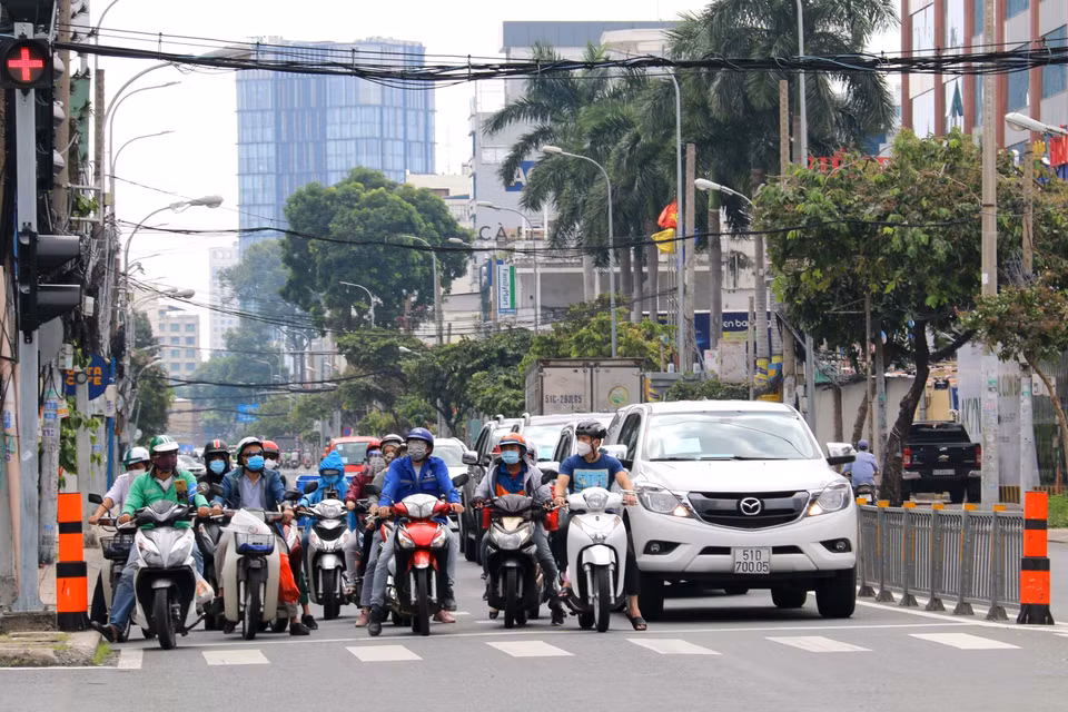  Đông đúc người xe lưu thông trên đường Cách mạng tháng 8, Quận 3, TP Hồ Chí Minh. (Ảnh: Thanh Vũ/TTXVN)