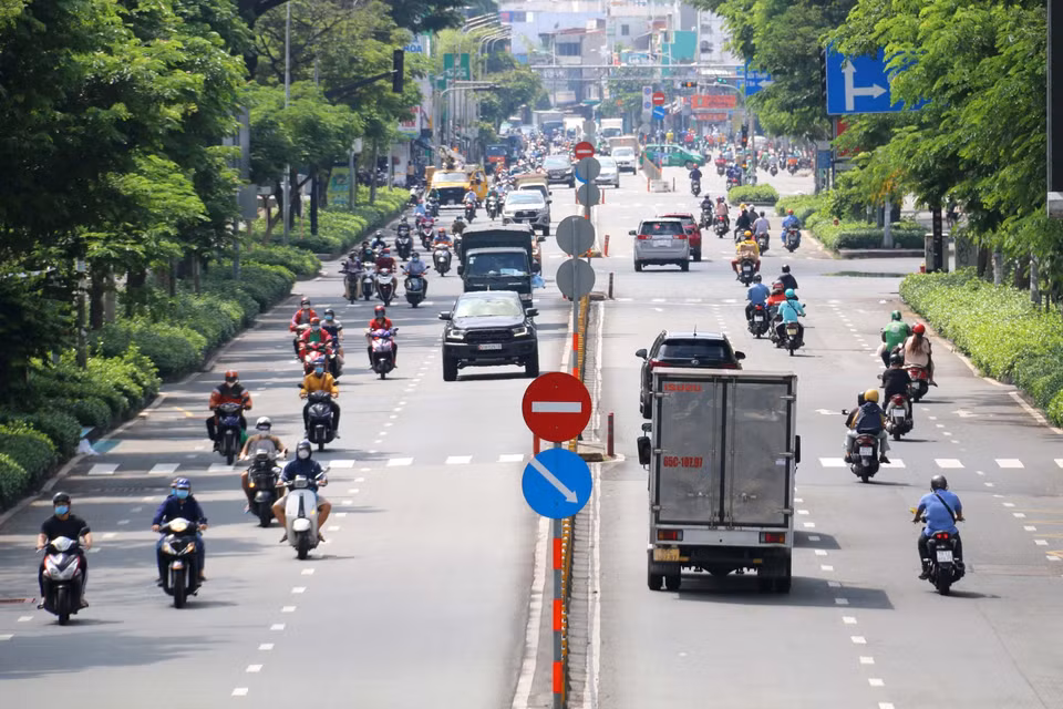 Đông đúc người xe lưu thông trên đường Nguyễn Văn Cừ, Quận 1, TP Hồ Chí Minh. (Ảnh: Thanh Vũ/TTXVN)